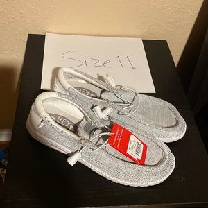 Hey dudes size 11